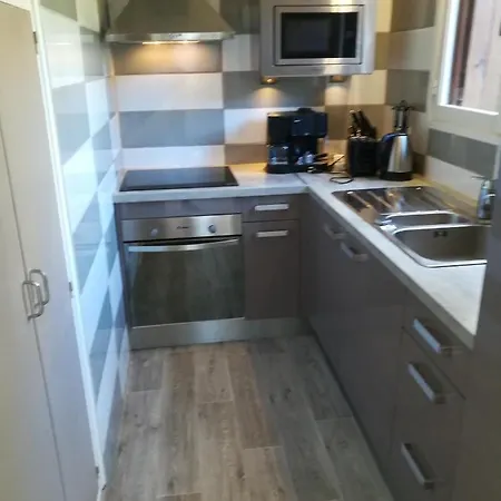 Classe 3 Etoiles Au 1er Etage D'une Maison Avec Jardin Dans Un Quartier Calme Apartment