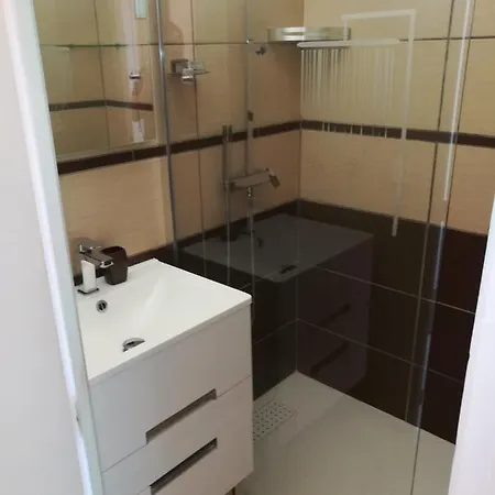 Apartment Classe 3 Etoiles Au 1er Etage D'une Maison Avec Jardin Dans Un Quartier Calme *