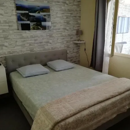 Classe 3 Etoiles Au 1er Etage D'une Maison Avec Jardin Dans Un Quartier Calme Apartment