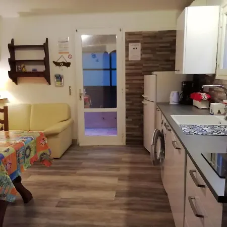 Apartment Classe 3 Etoiles Au 1er Etage D'une Maison Avec Jardin Dans Un Quartier Calme