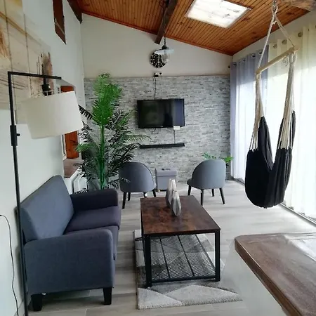 Classe 3 Etoiles Au 1er Etage D'une Maison Avec Jardin Dans Un Quartier Calme *